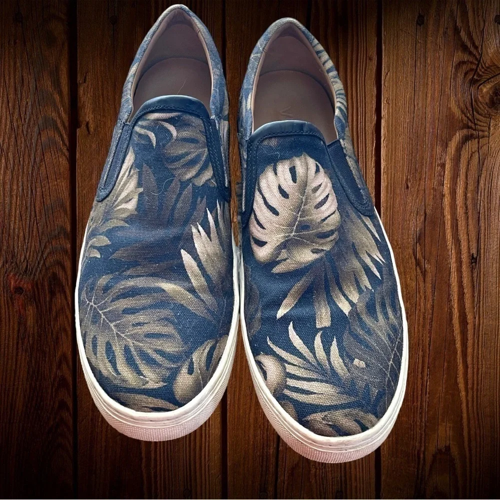 Men’s‎ Vince loafers. Easy slip ons in black and tan neutral colors